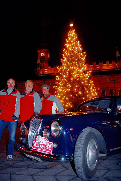 Flotte klassiske biler vil kunne ses på Rådhuspladsen i januar. De danske Rallye Monte-Carlo arrangører Michael Eisenberg, Niels Jonassen og Mogens Christensen viser her en Lancia Aurelia B20 GT fra 1953, en biltype der også deltager i det 3.000 km lange løb.